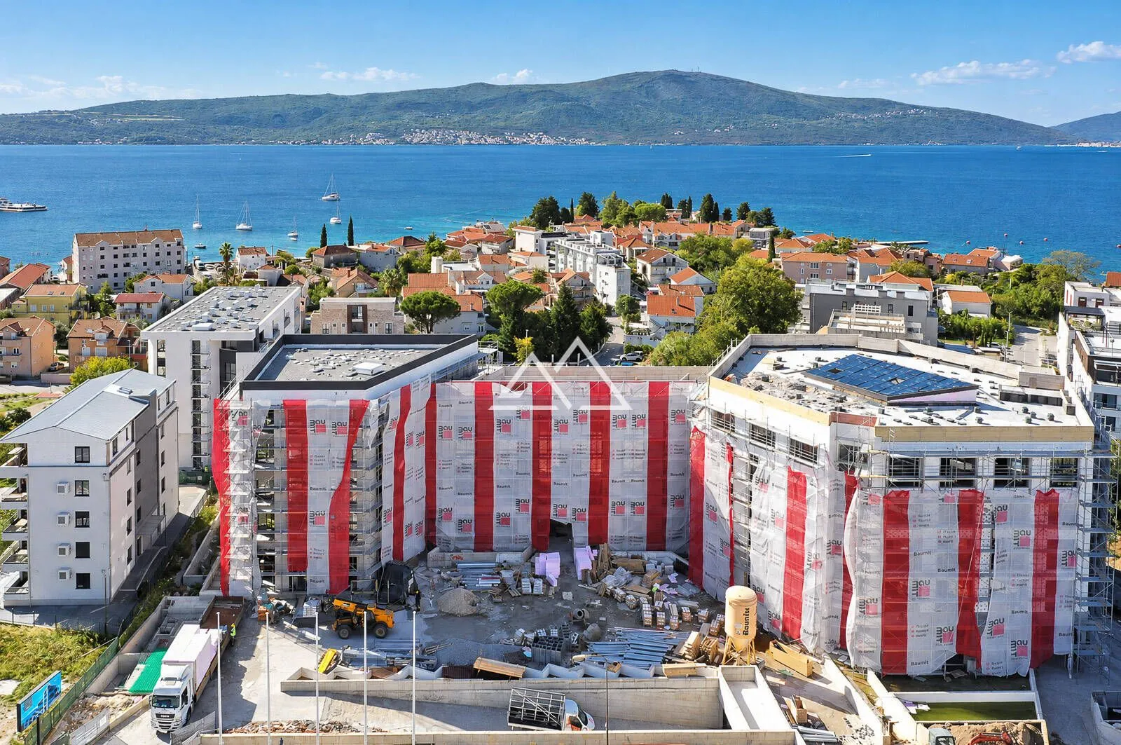 Pogled iz vazduha na stambeni objekat u izgradnji blizu obale mora.