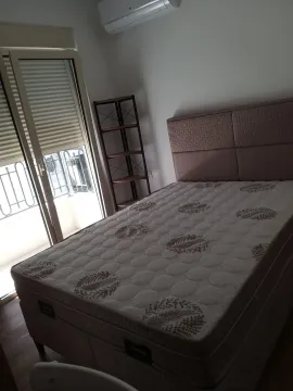 Spavaća soba sa bračnim krevetom i izlazom na terasu. - image 2