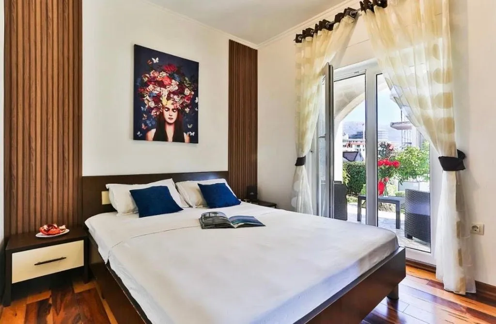 Furnished bedroom with a double bed and access to the terrace.