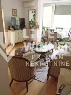 Dnevna soba sa garniturom za sedenje i TV-om.
