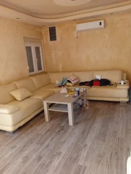 Dnevna soba sa ugaonom garniturom i stočićem. - image 4