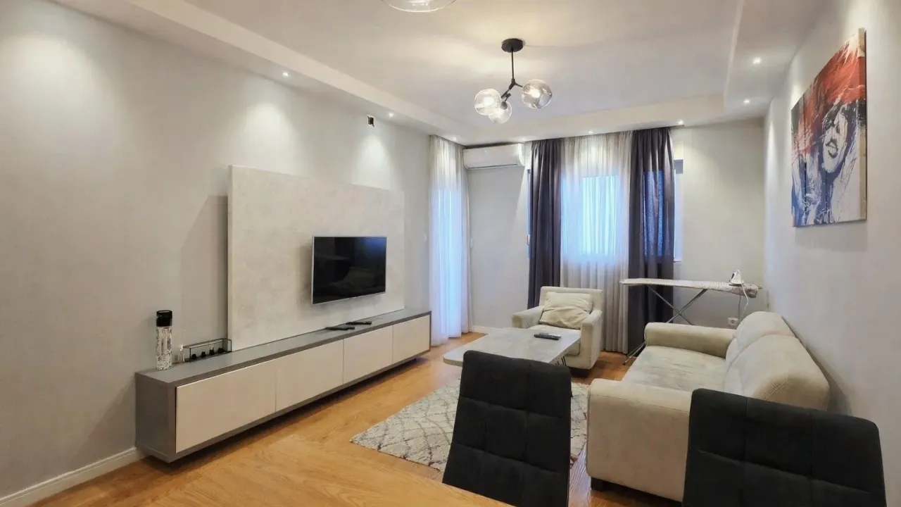 Izdavanje, jednosoban stan, 50m², Central Point, Podgorica