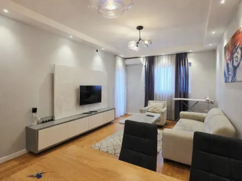 Izdavanje, jednosoban stan, 50m², Central Point, Podgorica - image 1