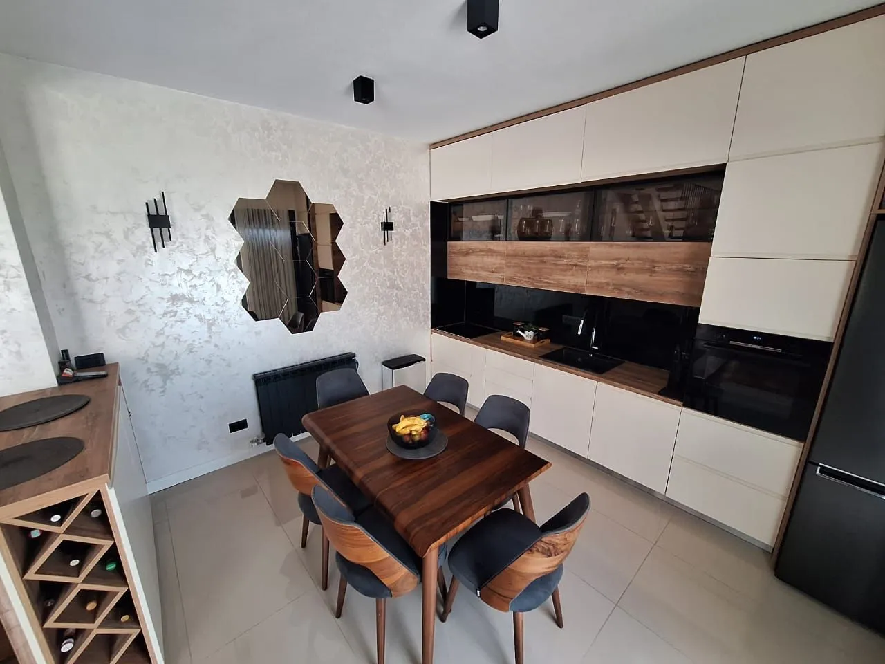 Izdavanje, kuća, 250m², Bartula, Bar