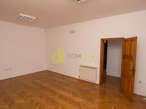 Izdavanje, kuća, 400m², Momišići, Podgorica - image 19