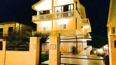 Izdavanje, petosoban stan, 650m², Marići, Tivat