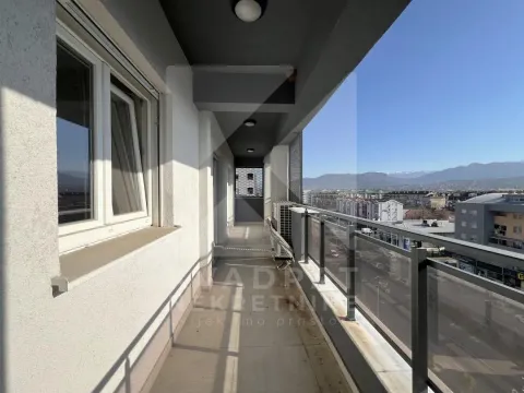 Dugačak natkriveni balkon sa pogledom na grad i planine. - image 15
