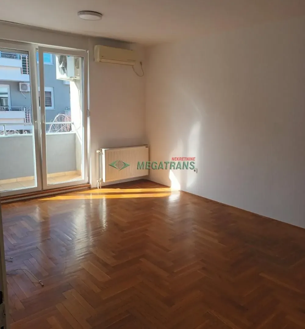 Izdavanje, četvorosoban stan, 100m², Centar, Novi Sad