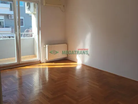 Izdavanje, četvorosoban stan, 100m², Centar, Novi Sad - image 17