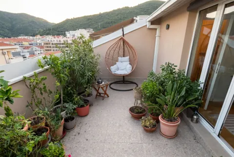 Prostrana terasa sa saksijama cvijeća i visećom foteljom. - image 20
