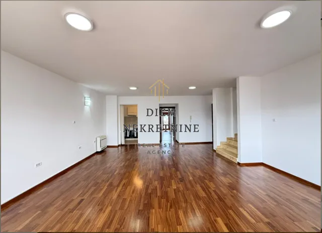 Prodaja, četvorosoban stan, 200m², Preko Morače, Podgorica