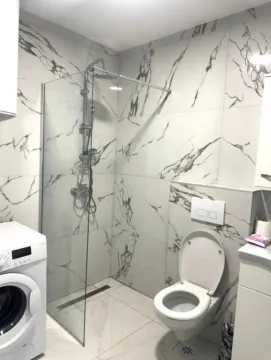 Moderne kupatilo sa tuš kabinom, WC šoljom i veš mašinom. - image 5