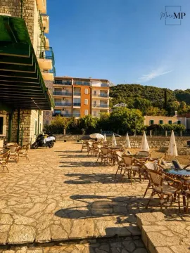 Terasa restorana pored mora sa stolovima i stolicama. - image 5