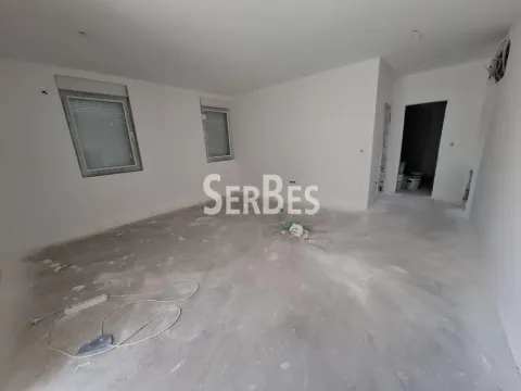Prazna prostorija u toku renoviranja sa belim zidovima i prozorima. - image 6