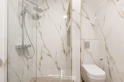 Moderne kupatilo sa tuš kabinom i mermernim pločicama. - image 18