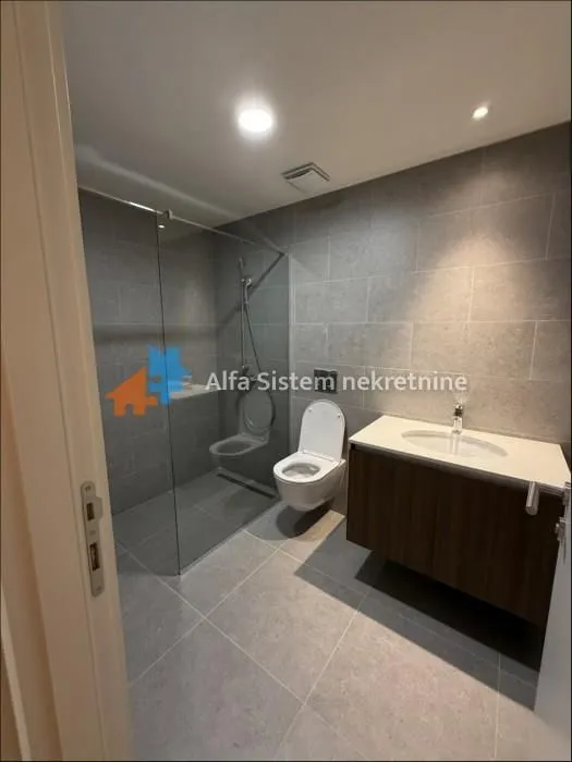 Izdavanje, trosoban stan, 71m², Savski Venac, Beograd