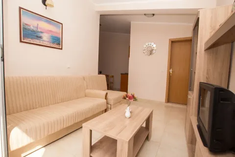 Dnevna soba sa garniturom, drvenim stočićem i televizorom. - image 13