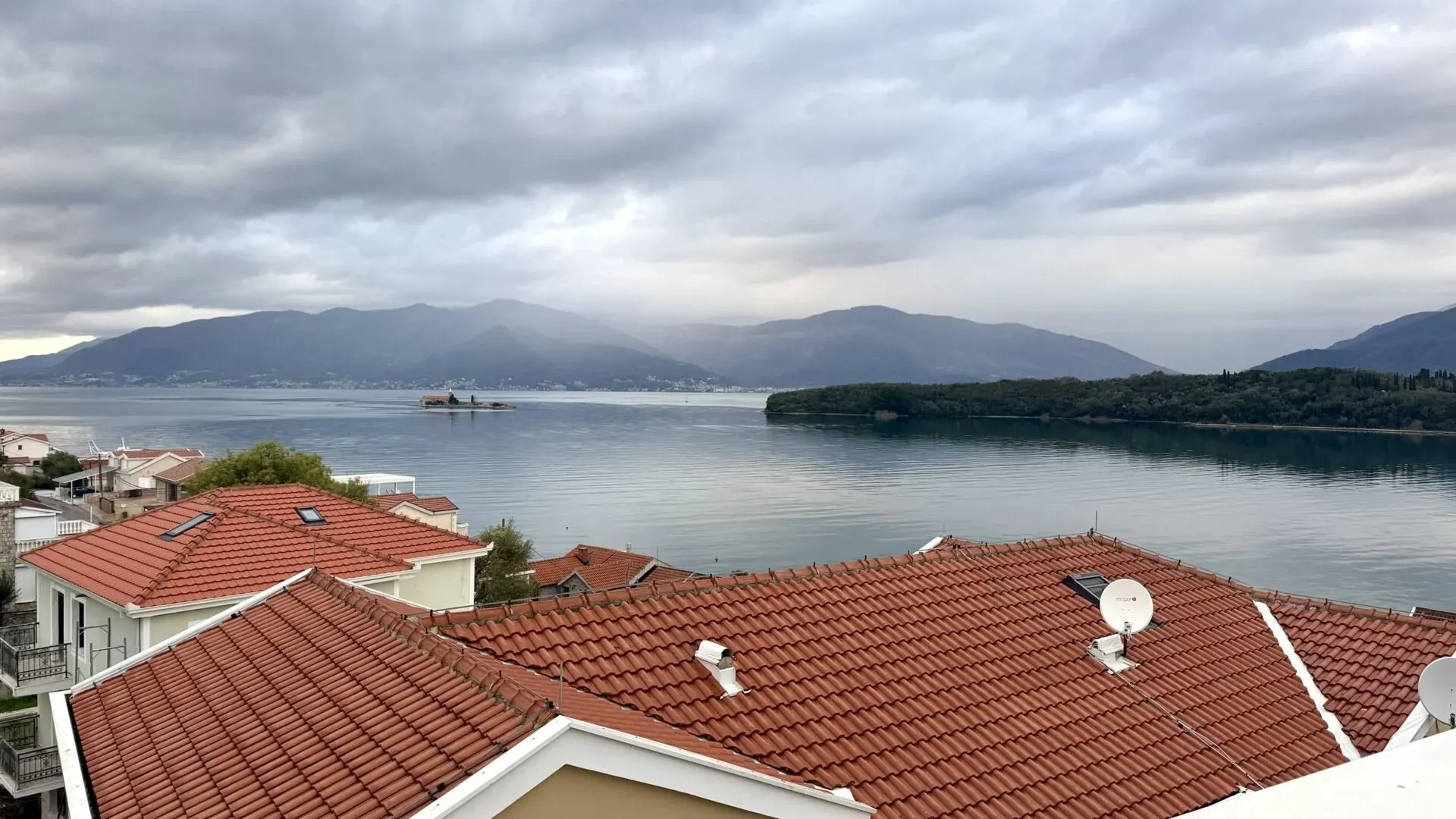 Prodaja, trosoban stan, 100m², Obala Đuraševića, Tivat