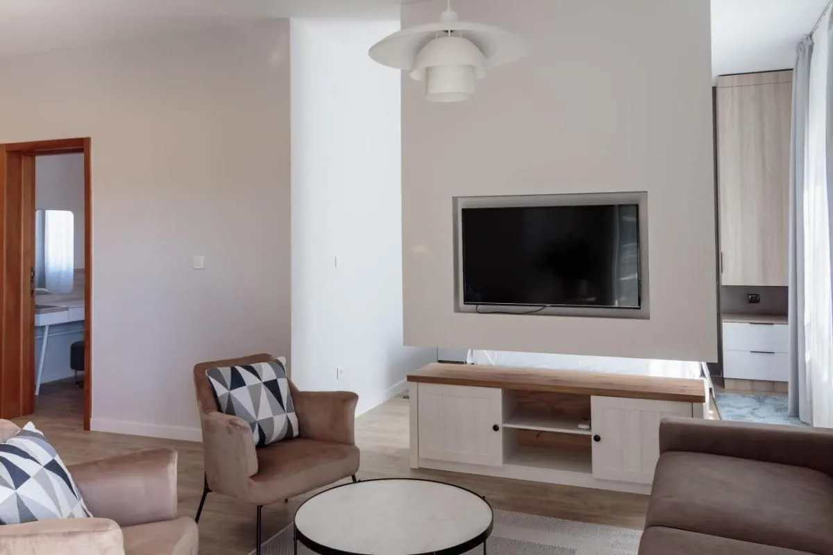 Izdavanje, dvosoban stan, 80m², Tivat, Crna Gora