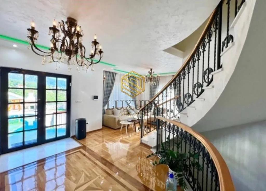 Sale, house, 400m², Markovići, Budva