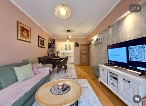 Dnevna soba sa garniturom, stočićem i televizorom, povezana sa trpezarijom i kuhinjom. - image 6