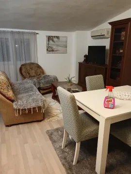 Dnevni boravak sa trpezarijom i garniturom za sjedenje. - image 9