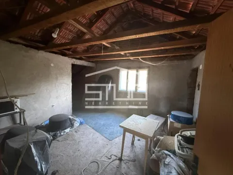 Neuređena prostorija u potkrovlju sa drvenom krovnom konstrukcijom i malterisanim zidovima. - image 16