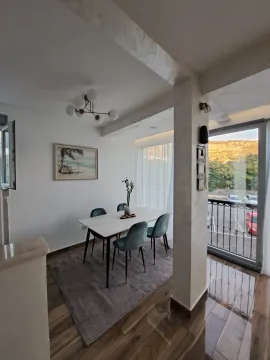 Trpezarija sa trpezarijskim stolom, stolicama i izlazom na balkon. - image 23