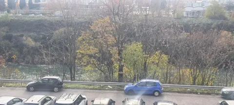 Pogled iz objekta na rijeku i drveće. - image 7