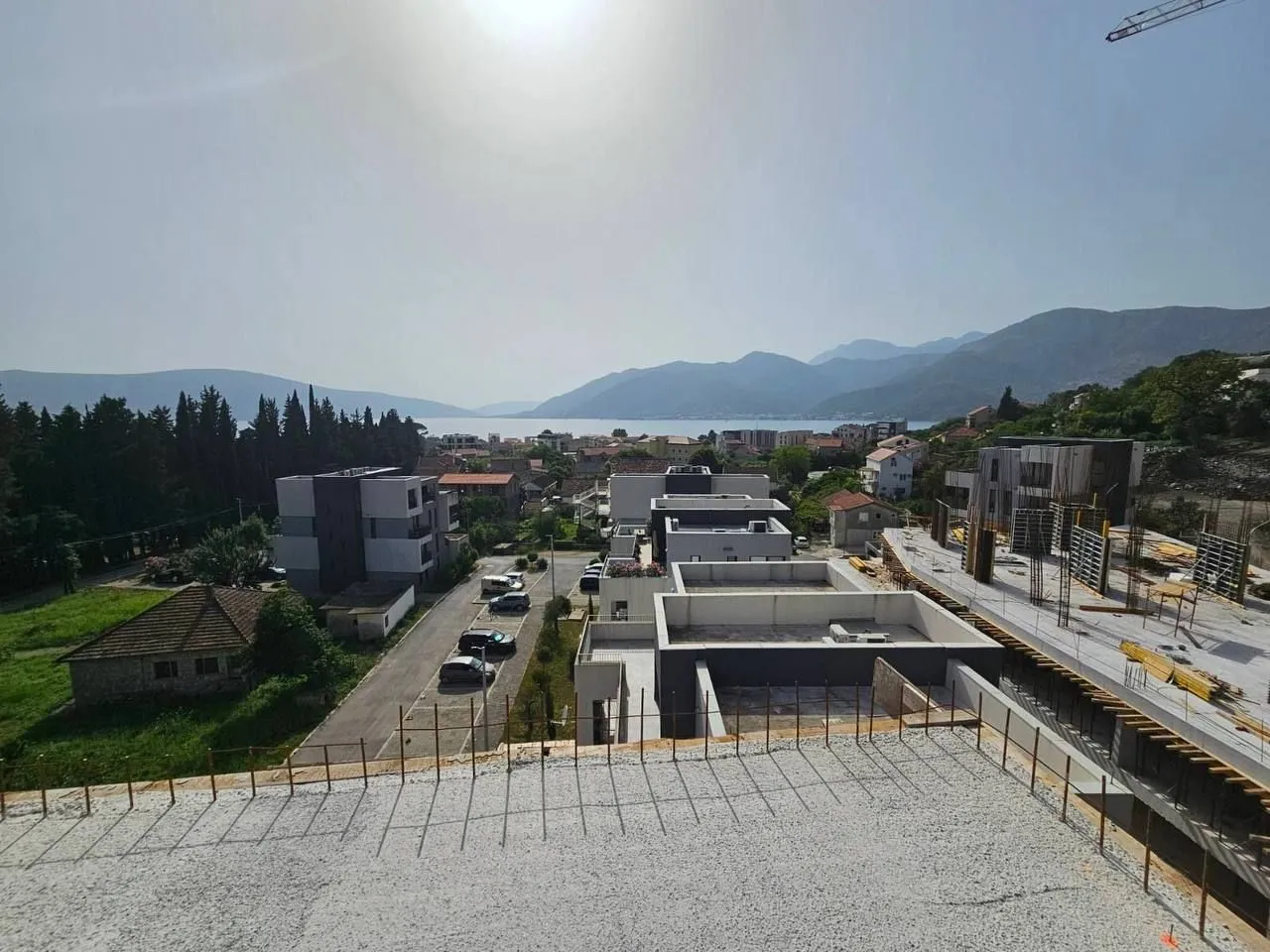 Pogled iz visine na gradsko naselje, planine i more.