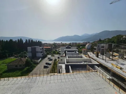 Pogled iz visine na gradsko naselje, planine i more. - image 4