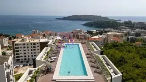 Pogled iz vazduha na krovni bazen i okolne zgrade sa pogledom na more. - image 3