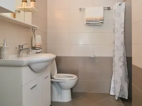 Izdavanje, jednosoban stan, 45m², Kalimanj, Tivat - image 6