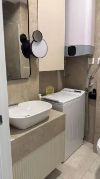 Moderne kupatilo sa umivaonikom, ogledalom i mašinom za veš. - image 18