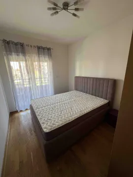 Svijetla spavaća soba sa velikim bračnim krevetom. - image 2