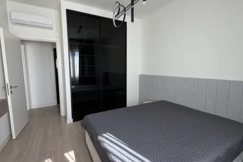 Spavaća soba sa bračnim krevetom, velikim ugradnim garderoberom i klima uređajem. - image 11
