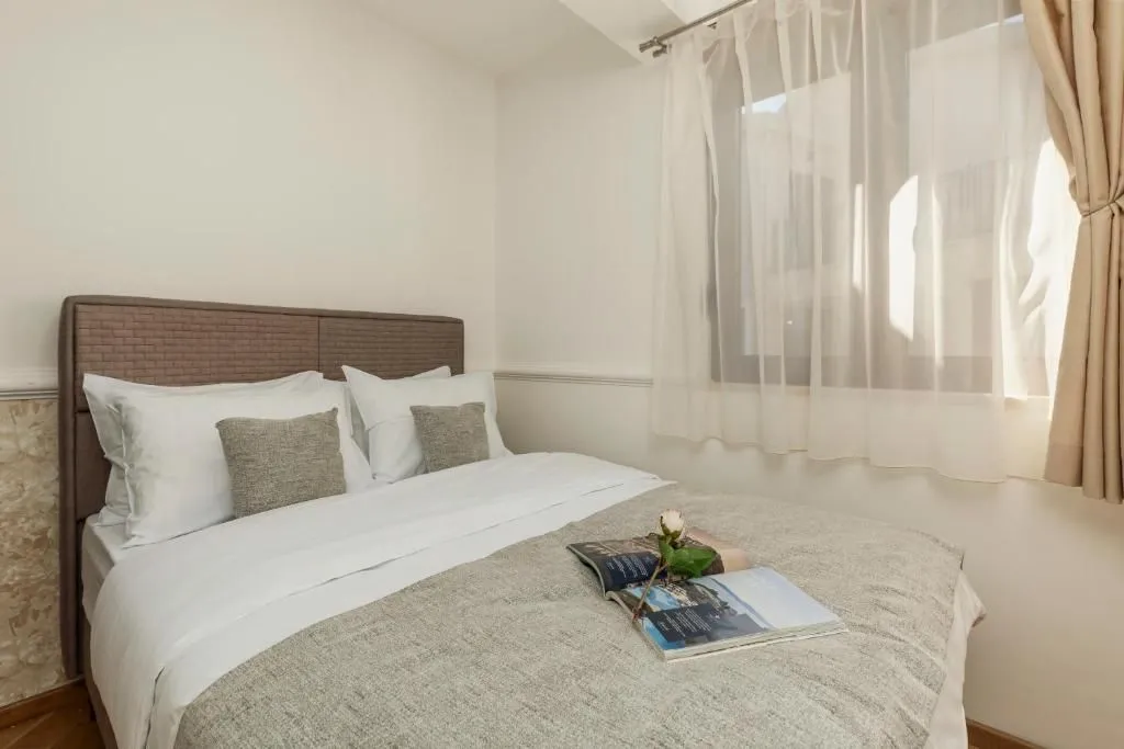 Izdavanje, dvosoban stan, 57m², Dobrota, Kotor