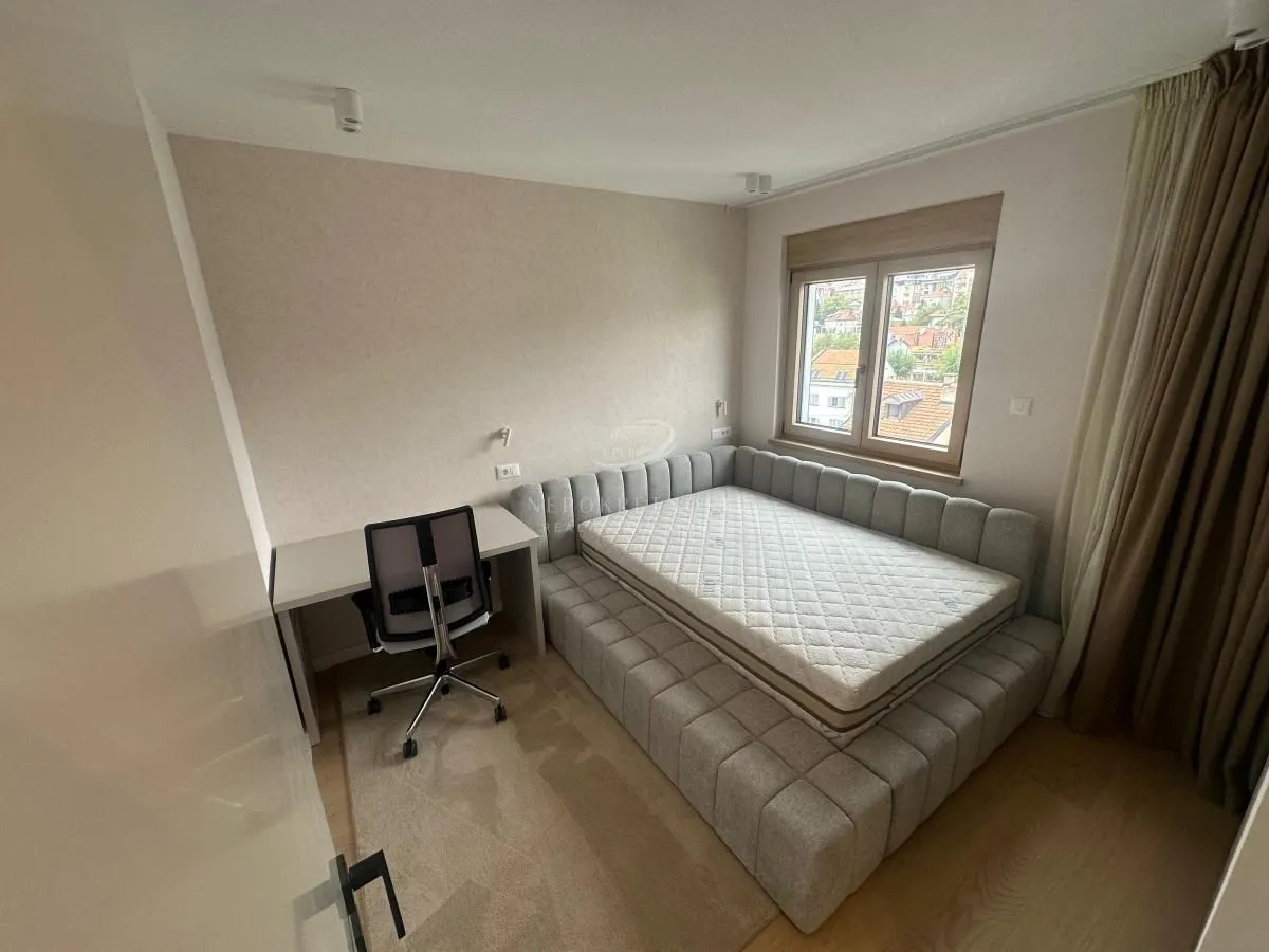 Izdavanje, četvorosoban stan, 130m², Južni Bulevar, Vračar Sve Podlokacije