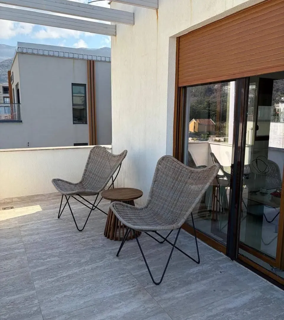 Izdavanje, dvosoban stan, 80m², Tivat, Crna Gora