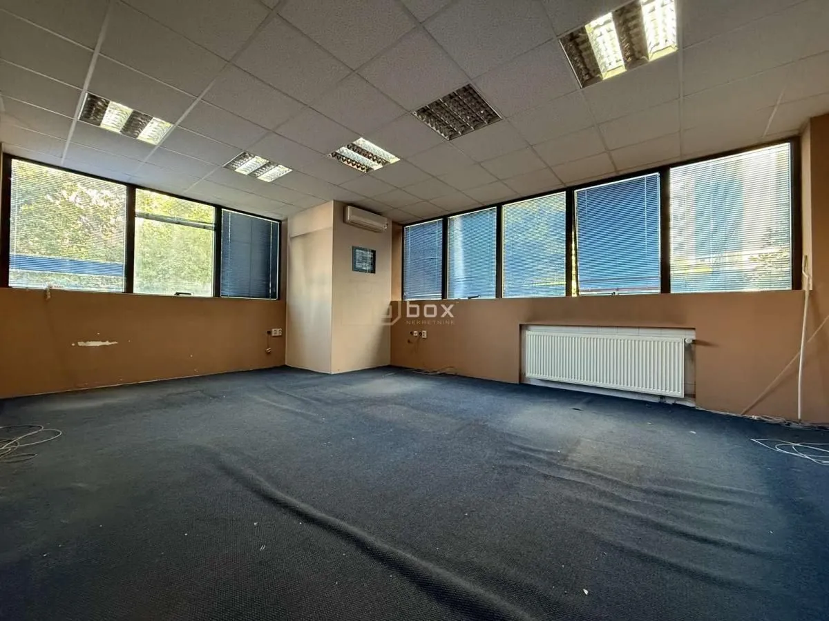 Rent, office space, 118m², Medijana, Niš
