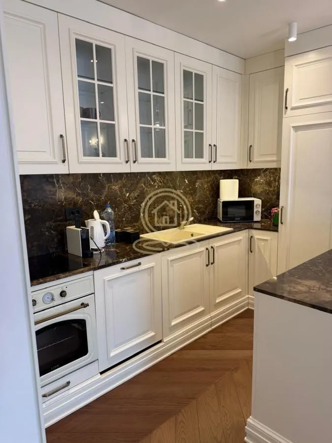 Izdavanje, četvorosoban stan, 125m², Čubura, Beograd