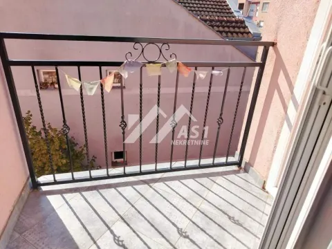 Manji balkon sa metalnom ogradom i popločanim podom. - image 15