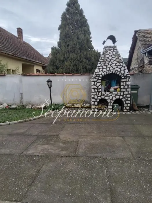 Prodaja, kuća, 360m², Veternik, Novi Sad Sve Podlokacije
