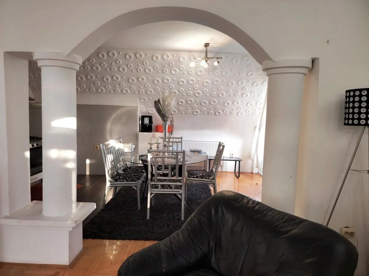 Izdavanje, trosoban stan, 90m², Centar, Niš