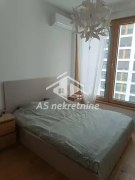 Spavaća soba sa bračnim krevetom, noćnim stočićima i klima uređajem. - image 16