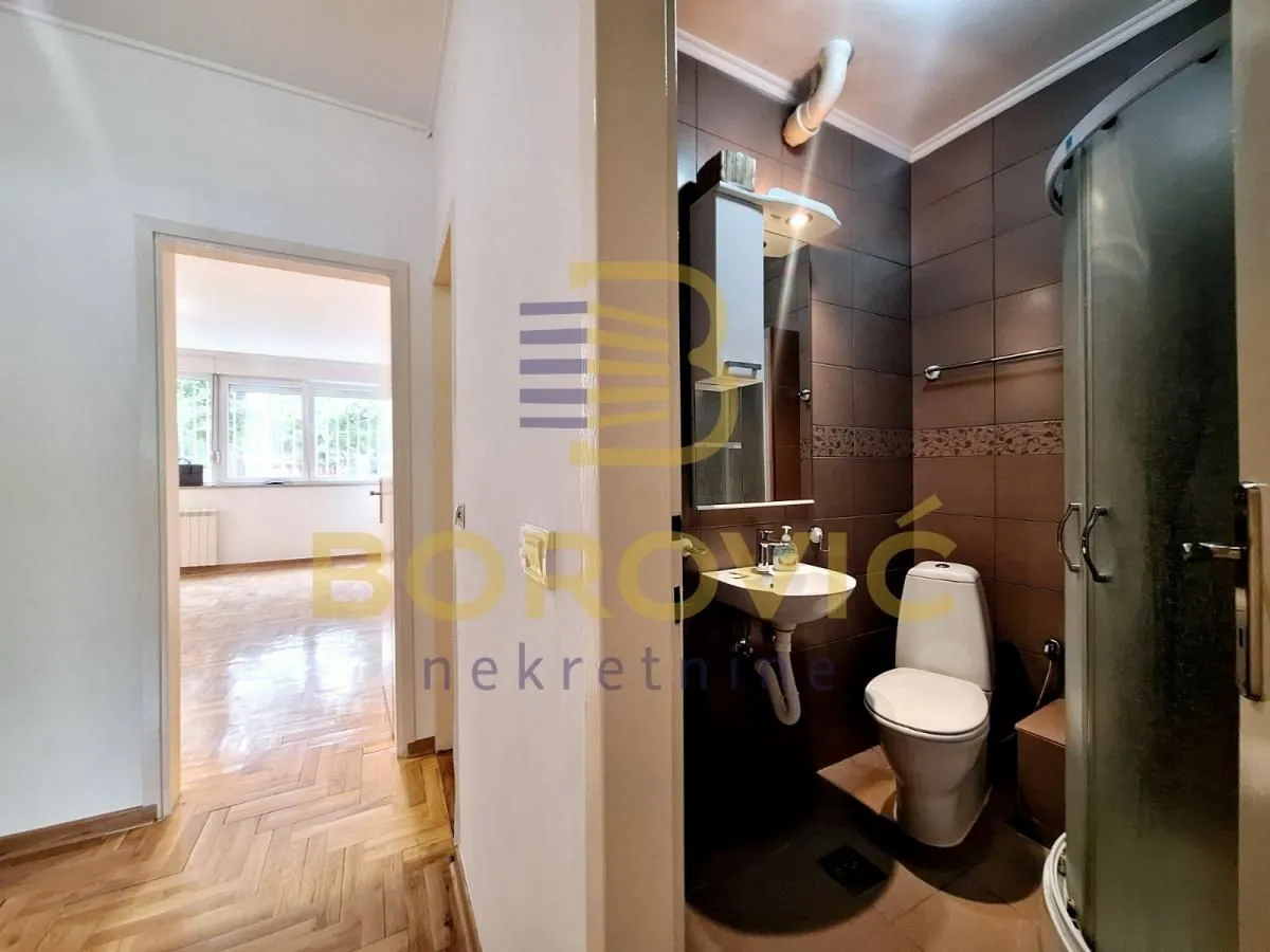 Izdavanje, četvorosoban stan, 65m², Novi Beograd Blok 21, Novi Beograd Sve Podlokacije