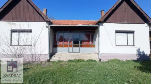 Prednji pogled na prizemnu kuću sa ulazom i dvorištem. - image 3