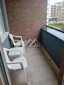 Manji natkriveni balkon sa keramičkim pločicama i plastičnim stolicama. - image 2