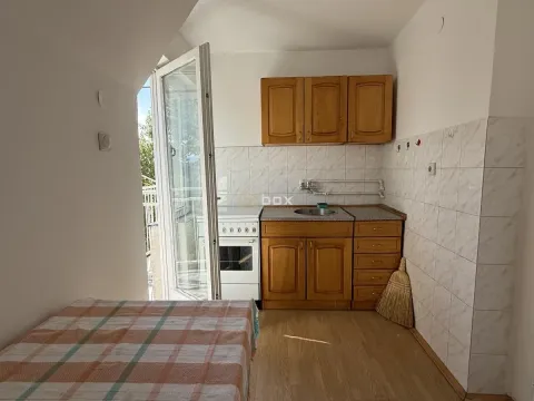 Manja kuhinja sa drvenim elementima i izlazom na terasu. - image 7