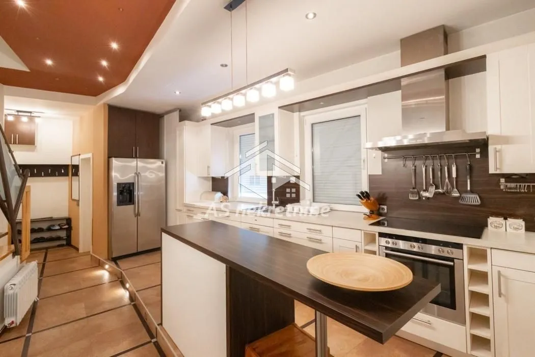 Izdavanje, četvorosoban stan, 140m², Obilićev Venac, Beograd